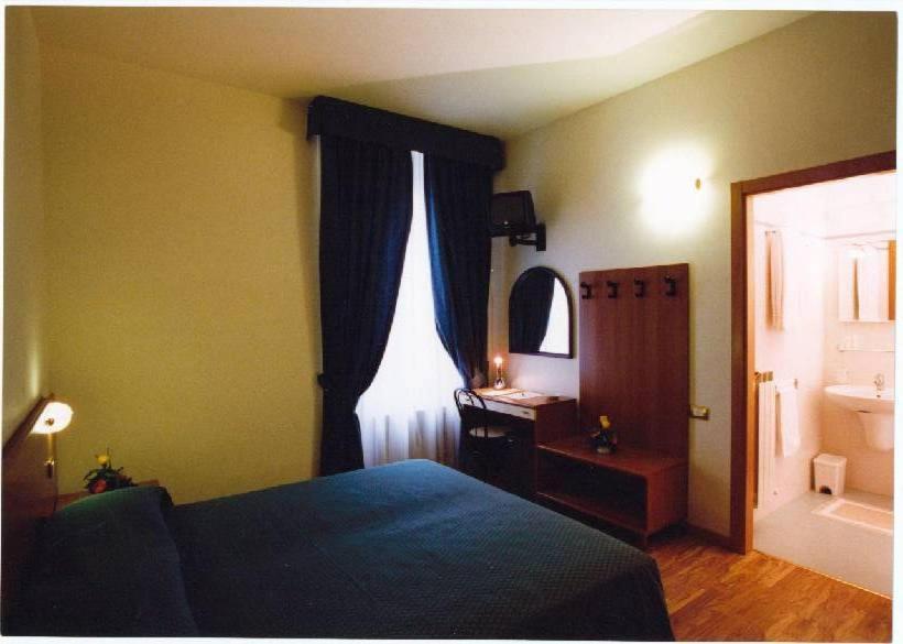 Hotel 2000 Фабриано Номер фото