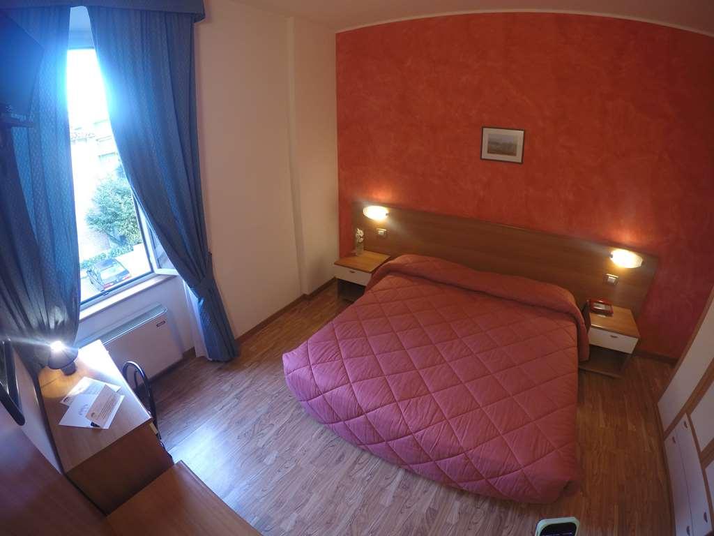 Hotel 2000 Фабриано Номер фото