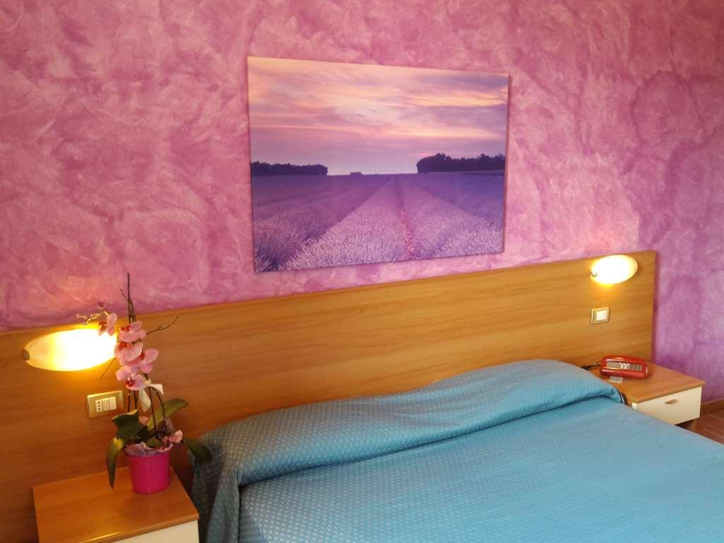 Hotel 2000 Фабриано Номер фото